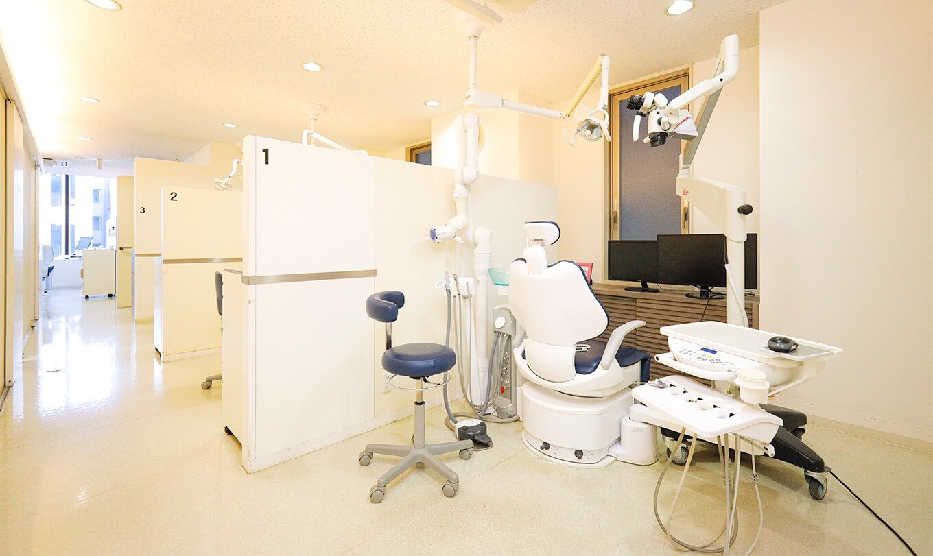 プライバシーに配慮した診療室です。診療台にはそれぞれに液晶モニターを完備し、CT・レントゲンなどの画像をご覧いただけます。